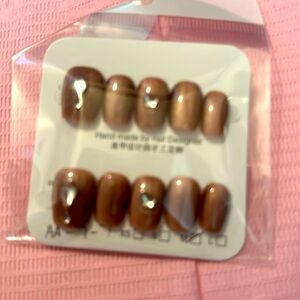 Really adorable brown cat eye design nails